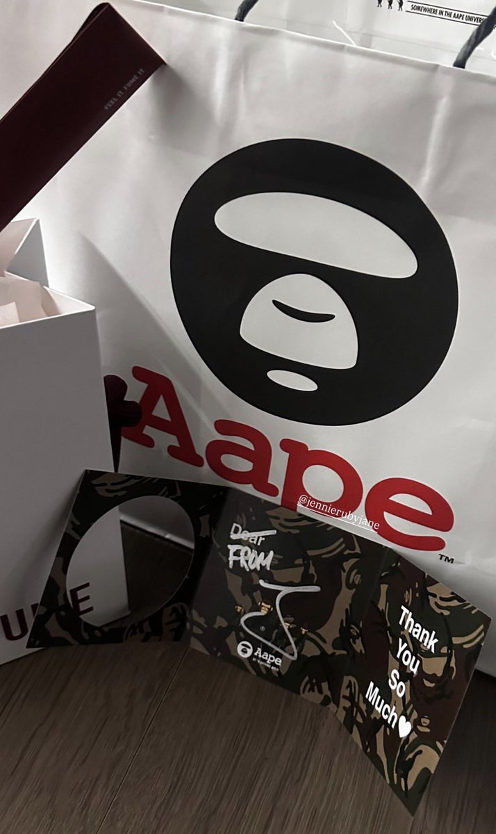 #JENnie gave her dance team gifts along with a handwritten thank-you card ahead of ComplexCon.