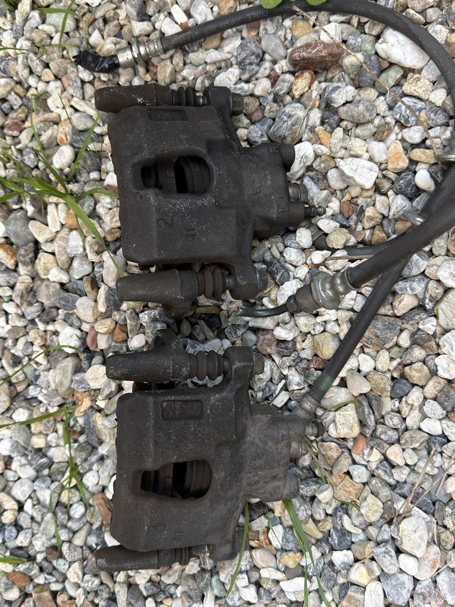 エッセ純正フロントキャリパー
捨てるけどいりますか