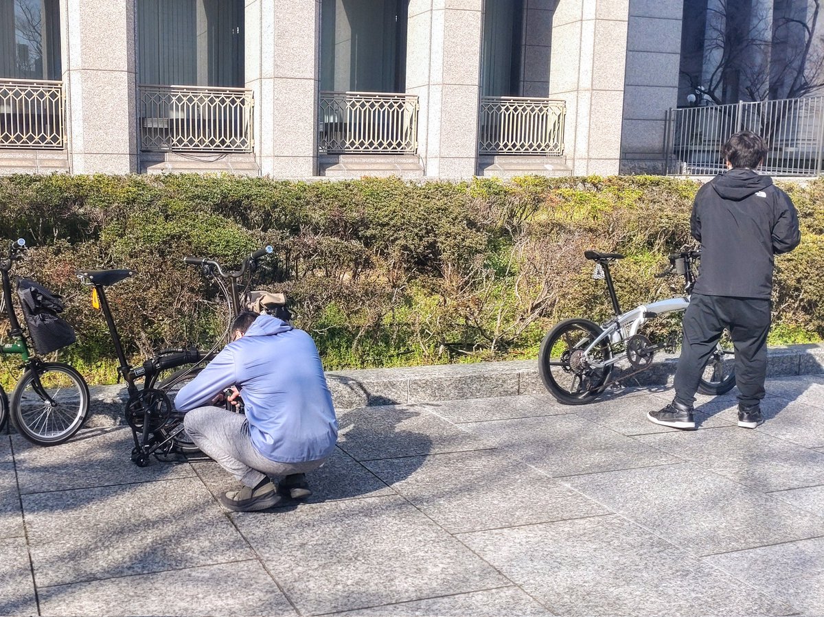 hiromoto180203's tweet photo. ただいま〜
今日の買い物はY'sウェア館で、リンプロのリバティプリントのアロハシャツです😎
…Y's本館で居合わせた、はまちさんとえむぴさん
ローズゴールドのチェーン実装にご満悦のお二人の撮る様子を撮る……
そして、明日は私も…😅
………つづく
#BROMPTON #ブロンプトン #rinproject https://t.co/Ld4g2k3mlK
