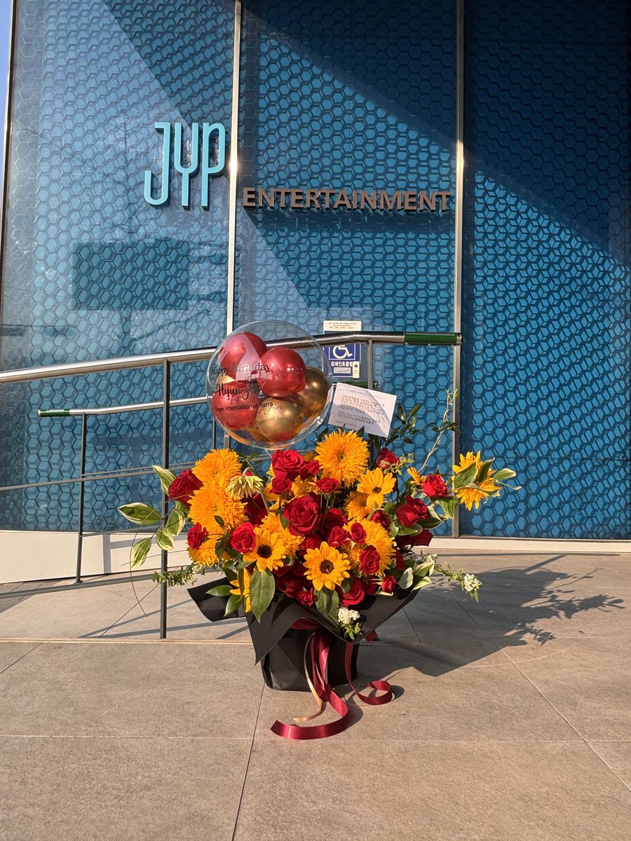 Hyunjin 현진 Central 🎂 tweet media