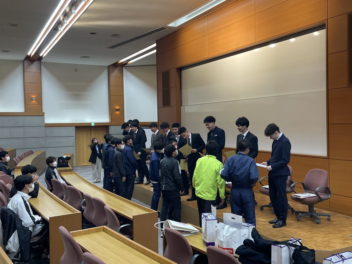 cgu_ekiden's tweet photo. 【卒業式】
本日、中央学院大学の卒業式が行われ、駅伝部の11名も無事にこの日を迎えることができました。 4年間の努力と成長に心から敬意を表します。 社会人として新たな一歩を踏み出す彼らの活躍を、これからも応援しています。 
卒業おめでとう！！

#中央学院    #箱根駅伝
#駅伝　　　#箱根駅伝予選会
#CGU          #フラッシュイエロー
#マラソン　#全日本大学駅伝
#出雲駅伝　#中央学院大学
#卒業式