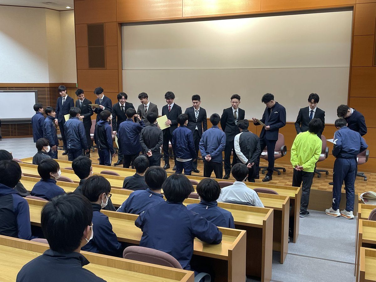 cgu_ekiden's tweet photo. 【卒業式】
本日、中央学院大学の卒業式が行われ、駅伝部の11名も無事にこの日を迎えることができました。 4年間の努力と成長に心から敬意を表します。 社会人として新たな一歩を踏み出す彼らの活躍を、これからも応援しています。 
卒業おめでとう！！

#中央学院    #箱根駅伝
#駅伝　　　#箱根駅伝予選会
#CGU          #フラッシュイエロー
#マラソン　#全日本大学駅伝
#出雲駅伝　#中央学院大学
#卒業式