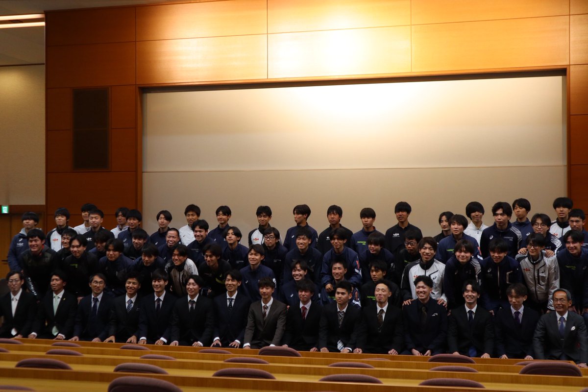 cgu_ekiden's tweet photo. 【卒業式】
本日、中央学院大学の卒業式が行われ、駅伝部の11名も無事にこの日を迎えることができました。 4年間の努力と成長に心から敬意を表します。 社会人として新たな一歩を踏み出す彼らの活躍を、これからも応援しています。 
卒業おめでとう！！

#中央学院    #箱根駅伝
#駅伝　　　#箱根駅伝予選会
#CGU          #フラッシュイエロー
#マラソン　#全日本大学駅伝
#出雲駅伝　#中央学院大学
#卒業式