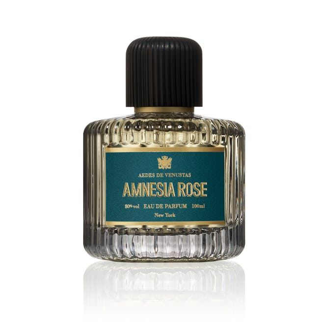 perfumemonk's tweet photo. 💀🔥 “ULTRA LUXURY IN LIQUID FORM — NOT FOR MASSES, ONLY FOR CONNOISSEURS”

🖤 HOUSE — AEDES DE VENUSTAS (USA 🇺🇸)

Aedes de Venustas is not just a brand — it’s a New York niche temple of perfumery. Born from a legendary boutique, this house creates scents that are artistic, unconventional, and ultra-refined. Nothing here is generic. Each fragrance feels curated, not manufactured. They work with top perfumers to build textures, not just smells.

👉 Bold truth:
💀 This house is for people who understand scent beyond “good smell”

👉 If you own them:
👑 You’re in the top 1% of fragrance game
☕ CAFÉ TABAC

Perfumer: Ralf Schwieger 🇩🇪
🧪 Notes

☕ Coffee

🚬 Tobacco

🌶️ Spices

🌲 Woods

🍯 Balsamic warmth
👉 Smell: dark café + tobacco lounge + spicy warmth
⚡ Performance
⏳ 10–12 hours
📡 Strong projection

🌫️ Thick, cozy trail

👉 💀 Nighttime weapon — addictive & deep

#CafeTabac #AedesDeVenustas #NichePerfume #DarkFragrance #LuxuryScent
🌫️ IRIS NAZARENA
Perfumer: Ralf Schwieger 🇩🇪

🧪 Notes

🌸 Iris (powdery, elegant)

🌫️ Incense

🌹 Rose

🪵 Woods

🌿 Green nuances

👉 Smell: smoky iris + sacred, almost spiritual aura
⚡ Performance
⏳ 8–10 hours
📡 Moderate
🌫️ Elegant trail

👉 👑 Artistic masterpiece — not for beginners

#IrisNazarena #LuxuryFragrance #NicheArt #PerfumeCollector #Iris

🌹 AMNESIA ROSE
Perfumer: Luca Maffei 🇮🇹
🧪 Notes

🌹 Rose (fresh yet abstract)

🌿 Green accords

🌫️ Incense

🪵 Woods

🌶️ Soft spice

👉 Smell: green, airy rose with smoky undertone

⚡ Performance
⏳ 7–9 hours
📡 Moderate
🌫️ Clean, artistic trail
👉 💀 Not your typical rose — intellectual scent

#AmnesiaRose #AedesDeVenustas #RosePerfume #NicheLuxury #PerfumeAddict

🧾 FINAL BOLD VIEW

👉 These are not “buy & forget” perfumes
👉 These are buy & keep for life
👉 If you find them —
💀 Don’t think. Just buy.