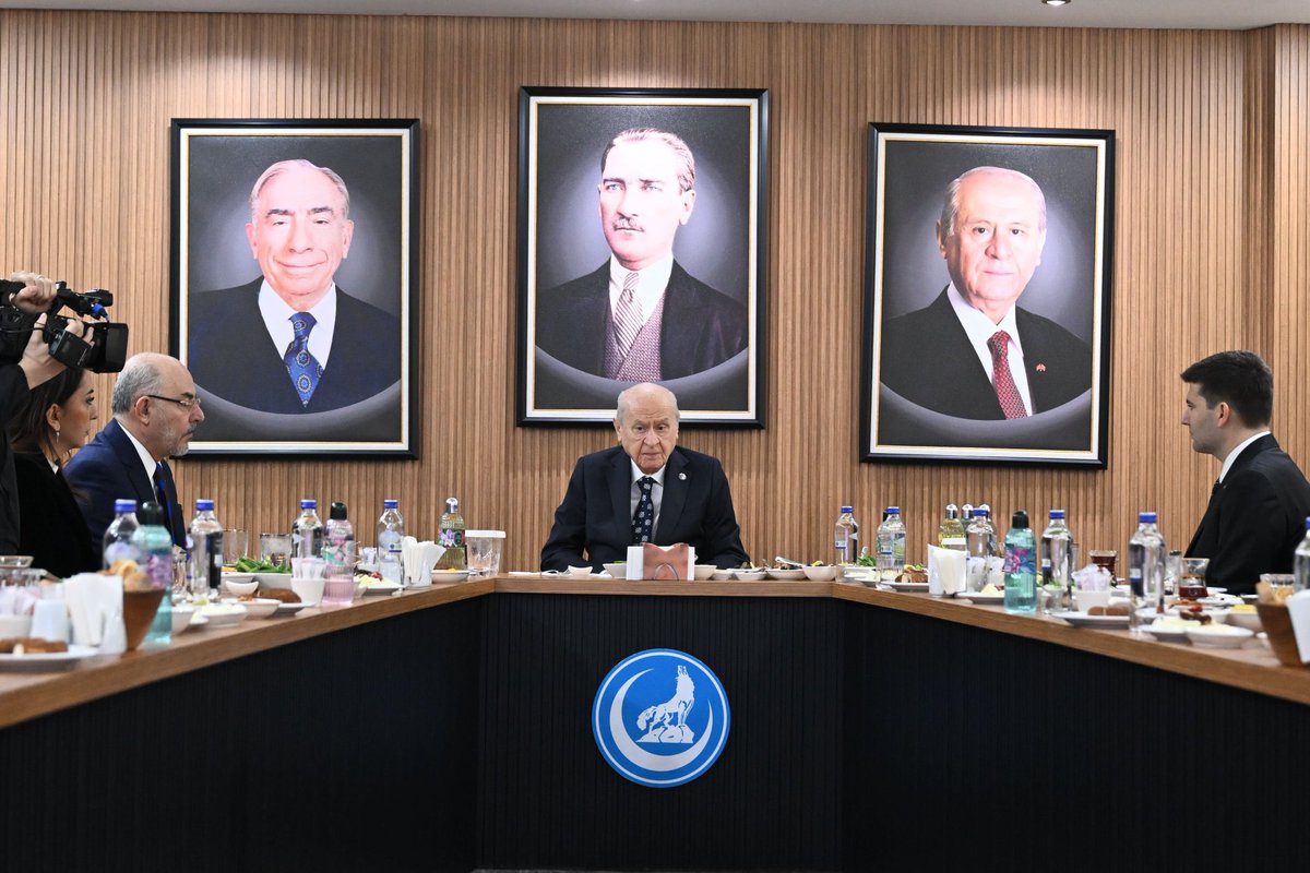 Lider Sayın Devlet Bahçeli, Ülkü Ocakları Eğitim ve Kültür Vakfı Genel Merkezi'nde kahvaltı programına katılarak evlatlarıyla Bayramlaştı.