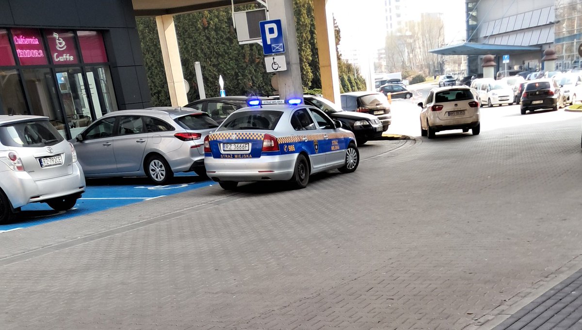 Deweloper zbudował przy budynku same miejsca dla niepełnosprawnych, żeby ominąć prawo budowlane. Myślał, że nikt tego nie skontroluje(ta często jest), a tu psikus 😄