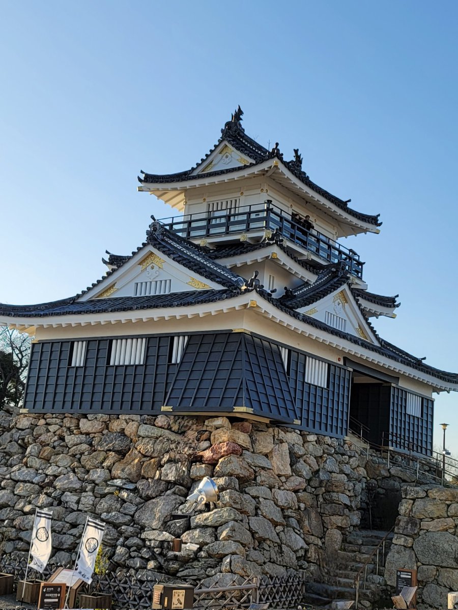 may6868's tweet photo. 娘ちゃんの誕生日と言うことで、恒例の“さわやか”の前に浜松城🏯 https://t.co/33jgpX3n9F