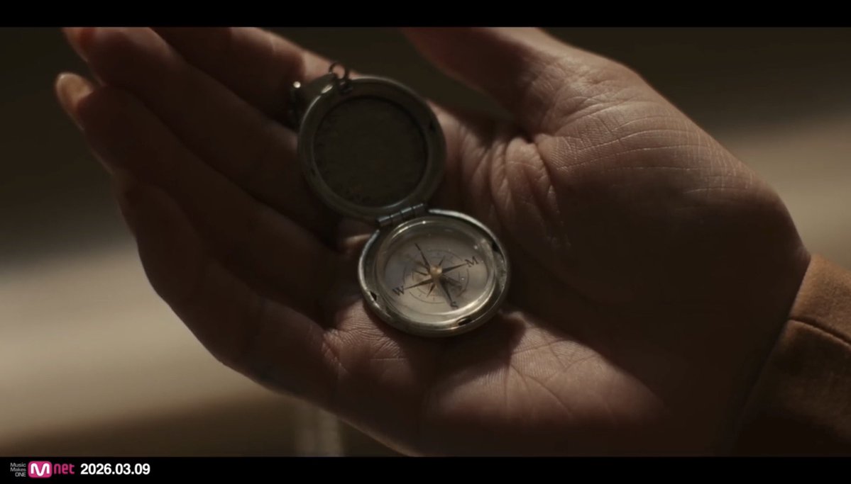 [เธรด] วิเคราะห์ MV 'SWIM' เพลงไตเติ้ลของ BTS #BTS_SWİM 

เปิดฉากมาด้วยซีนนางเอกดูเข็มทิศ แต่เข็มทิศนั้นไม่อาจชี้นำทางได้จริง
⏱️บนหน้าปัดไม่ได้บอกทิศ N  E  S  W อย่างที่ควรจะเป็น แต่มันคือ…S W I M+