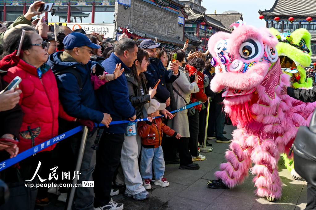PDChinese's tweet photo. 【內蒙古呼和浩特：多彩民俗歡慶“二月二”】3月20日，農曆二月初二“龍抬頭”，內蒙古呼和浩特市玉泉區塞上老街旅遊休閑街區鑼鼓喧天、遊人如織。當天，“龍騰塞上·福滿玉泉”二月二民俗文化展演活動精彩上演，市民和遊客在舞龍舞獅、秧歌、非遺高蹺表演等民俗活動中感受中華傳統節日魅力。 https://t.co/5lXX8hsOht