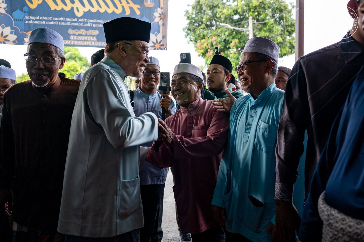 anwaribrahim's tweet photo. Pulang sebentar ke Permatang Pauh, Pulau Pinang hari ini bagi menziarahi keluarga dan teman-teman.

Usai tiba, saya terus ke Kampung Pelet bagi menunaikan Solat Jumaat di Masjid Jamek As-Syakirin.

Alhamdulillah saya juga sempat beramah mesra dan bertanya khabar dengan para jemaah serta penduduk setempat.

Semoga kita terus dipayungi keberkatan di penghujung Ramadan, bulan yang sarat dengan keampunan dan rahmat, serta segala amalan diterima dan setiap kekhilafan diampuni.

#MalaysiaMADANI
#MADANIbekerja
#IslahMADANI