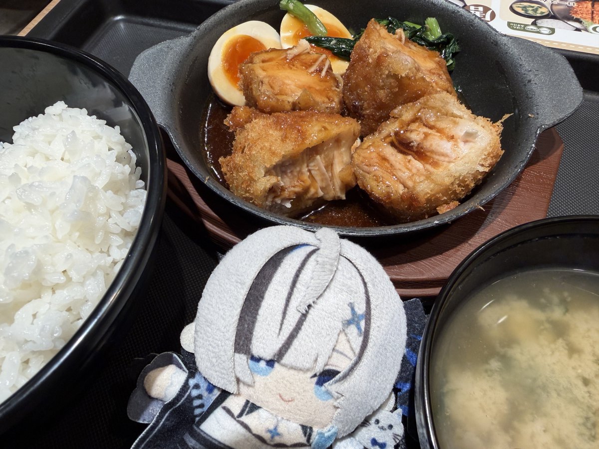 松のやに角煮カツとやらが出てたので実食だよゆらちゃん
衣がいっぱいタレ吸ってくれておいちい
(多分別に揚げなくてもうまいホロホロ角煮なのは置いといて)
#ゆらめしやぁ