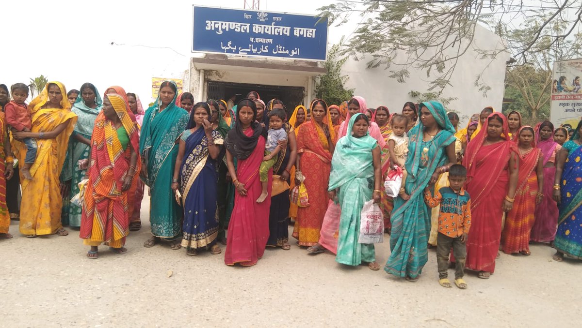 prabhatkhabar's tweet image. बगहा:   पिपरासी प्रखंड में तीन महीने से राशन नहीं मिलने पर सैकड़ों लाभुकों का गुस्सा फूटा. ग्रामीणों ने एसडीएम से शिकायत कर पीडीएस दुकानदार पर कार्रवाई और नियमित राशन वितरण की मांग की.

#Bagaha #PDS #BiharNews #prabhatkhabar