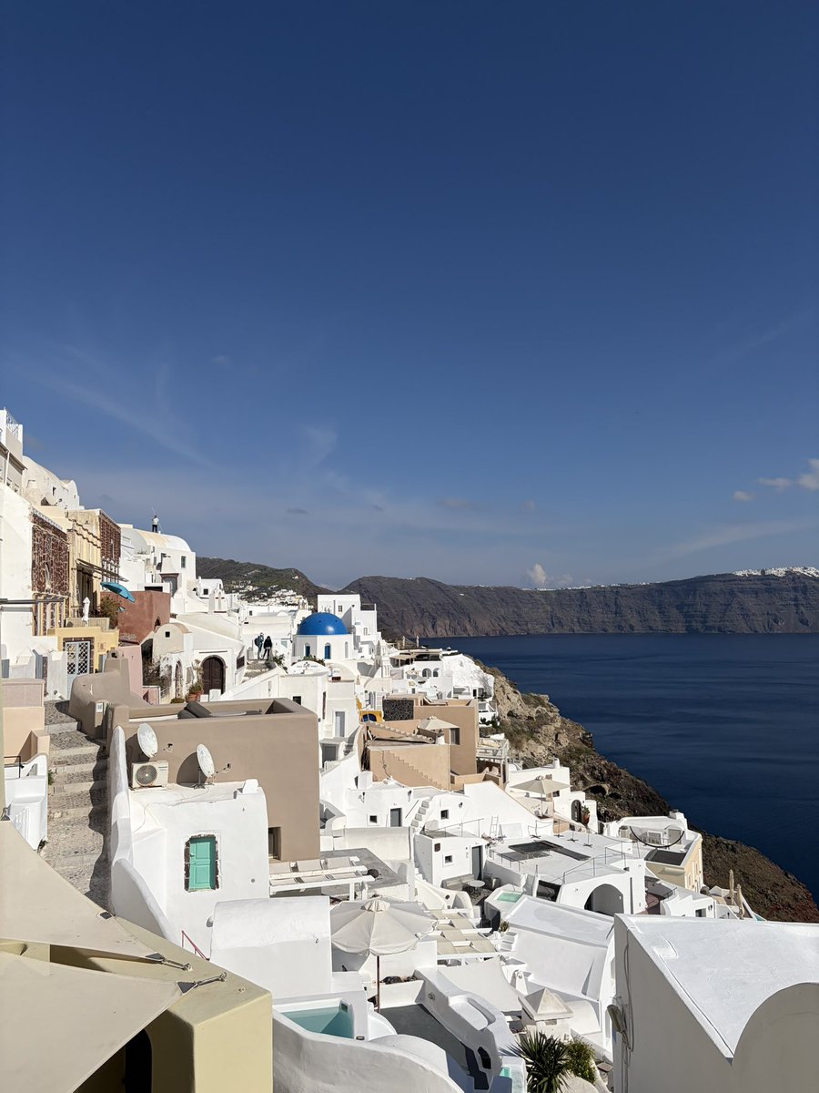 OohSoom's tweet photo. 結婚したら新婚旅行は絶対サントリーニ島にするって決意するくらい素敵すぎた https://t.co/BsWC1bU4V0