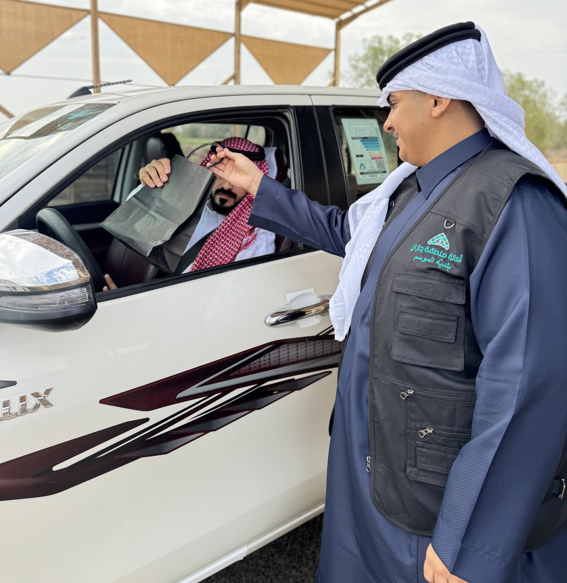 أجواء مليئة بالسرور والسعادة في أول أيام العيد #بلدية_الموسم تستقبل زوار مركز الموسم بالهدايا بهجةً بـ #عيد_الفطر_المبارك_١٤٤٧هـ 

#العيد_فرحة