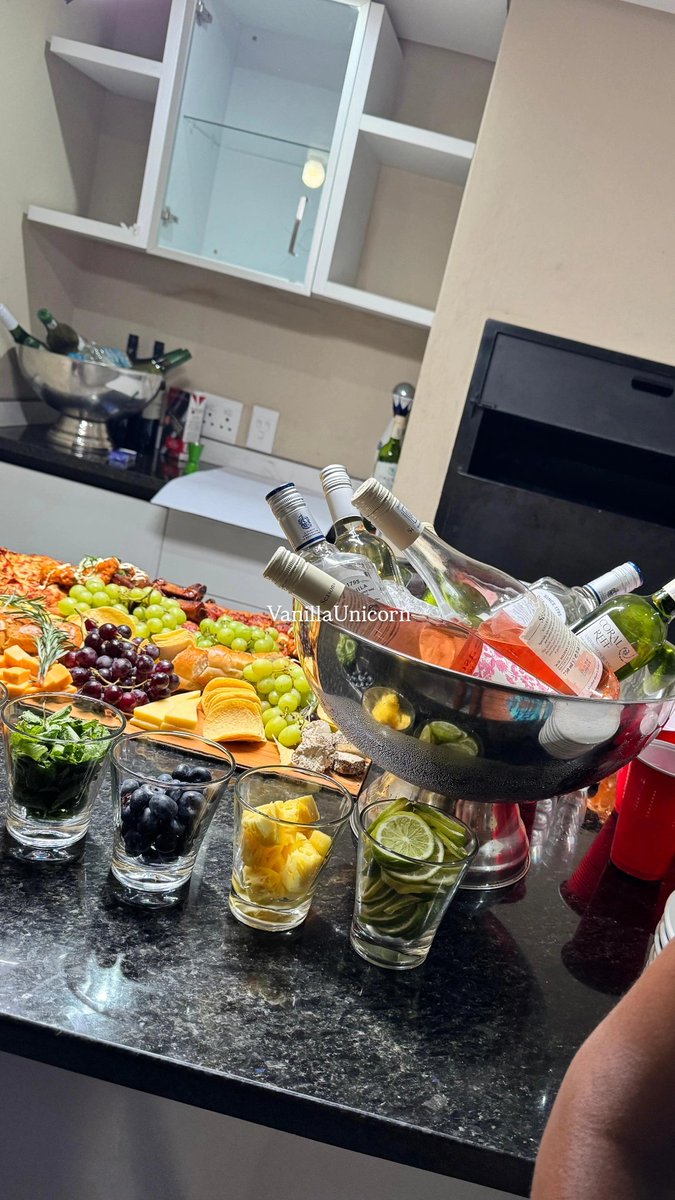 Vanilla Unicorn Play House tweet media