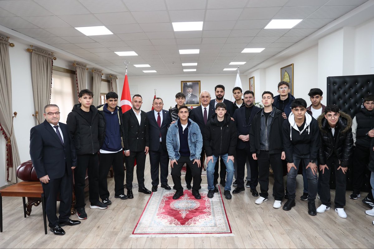 Ramazan Bayramı münasebetiyle, Valimiz Sayın <a href="/Valiavnicakir/">Avni Çakır</a>’ın ev sahipliğinde Valiliğimizde düzenlenen bayramlaşma merasiminde vatandaşlarımızla bir araya gelerek bayramlarını tebrik ettik.