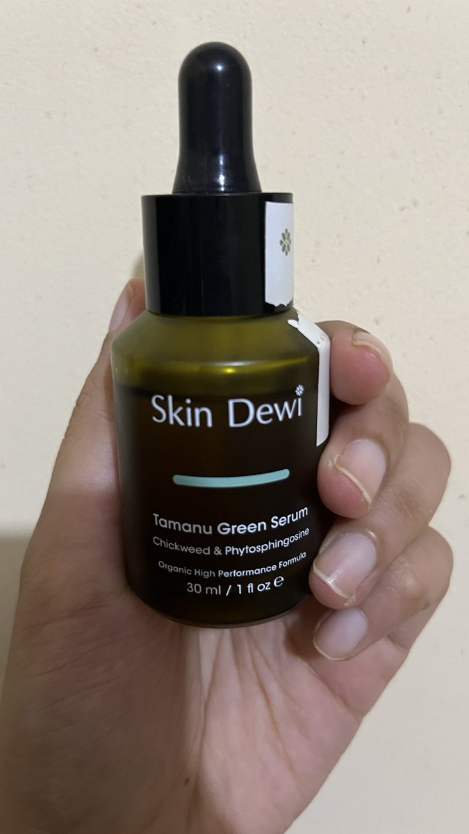 dazlingbuzling's tweet photo. Hi guyssss aku mau preloved tamanu green serum skin dewi yahh masi banyak bgt, karena aku pindah kota trs kulitku jd oily ini jadi ga kepake wkwkwk ini bagus bgt sumpah aku gapernah jerawatan pake ini 😭😭😭 https://t.co/S6QRkvEX5w