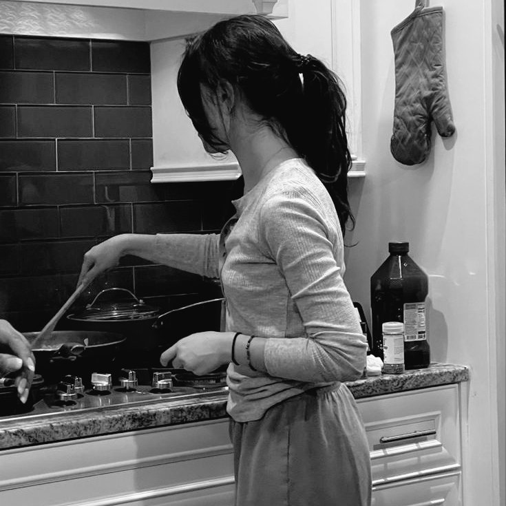 ㅤ

Libur kali ini Gemini ikutan mudik dalam rangka mau temu rindu, sebab sudah sebulan belum pulang ke rumah. Day-1 balik rumah sibuk di dapur bersama Ibu check ✅
ㅤ
ㅤ