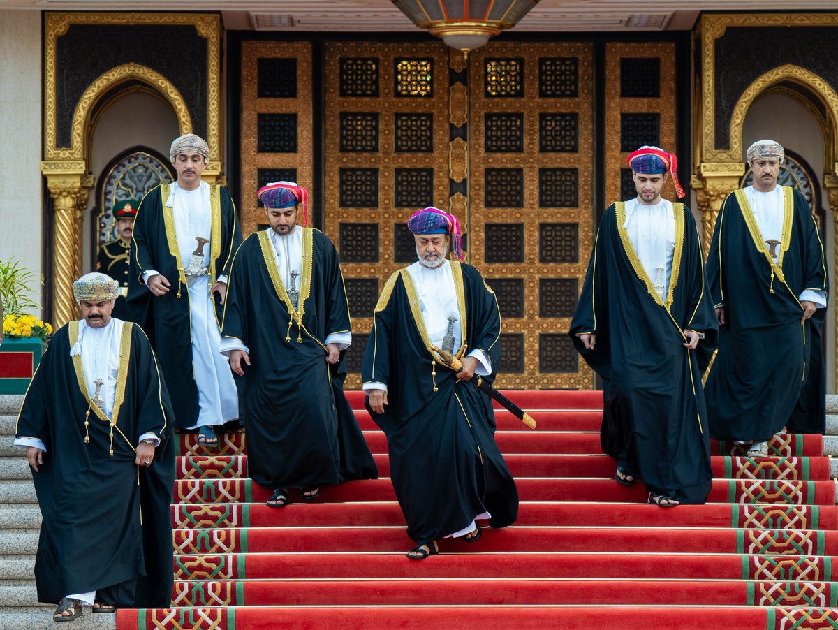 خطواتٌ يملؤها الوقار..
 وهيبةٌ ينسجها السمت العُماني الأصيل..