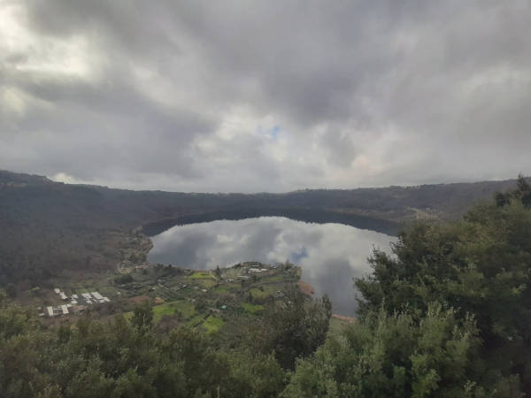 WWF_Roma's tweet photo. 2 Giornate Mondiali: #Foreste #Acqua 21 e 22 marzo.Occasioni per riflettere su risorse naturali,sul loro rispetto e sul loro uso sostenibile.@WWF chiede #stop al consumo di suolo ai Castelli romani. R.Maggini:“È ora di fermare il cemento e uso dell acqua" https://t.co/OFkyx9wvcl https://t.co/6oJHpwCBT5