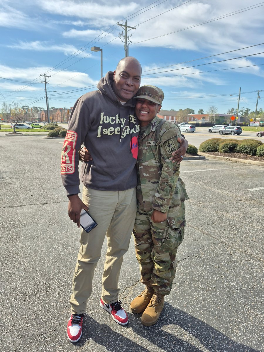 lecarya's tweet photo. 🇺🇸🎉Congratulations to Kanasia on graduating Basic Training in the U.S. Army. We are so proud of you and grateful for your service. 
💪🏽 And congratulations to Jeremy on celebrating 19 years with UPS! We are proud of you and all that you have accomplished. https://t.co/IYlzAk8LLD