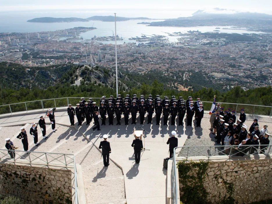 VilleDeToulon's tweet photo. ⚓ Toulon et la Marine nationale  : 400 ans d’histoire commune 💙

🎂 En 2026, la Marine nationale célèbre ses 400 ans. Un anniversaire qui rappelle le lien étroit entre Toulon et la marine, depuis la création de l’arsenal au XVIIᵉ siècle. 

⛵ De Cardinal de Richelieu à Sébastien Le Prestre de Vauban, l’histoire de la ville s’est construite autour du développement du port de guerre, devenu l’un des plus importants d’Europe.

🌊 Aujourd’hui encore, la base navale façonne le territoire, son économie et son identité.

➕ Retour sur quatre siècles d’histoire : https://t.co/MjywLgse2c 

📸 Marine nationaleMarine nationale