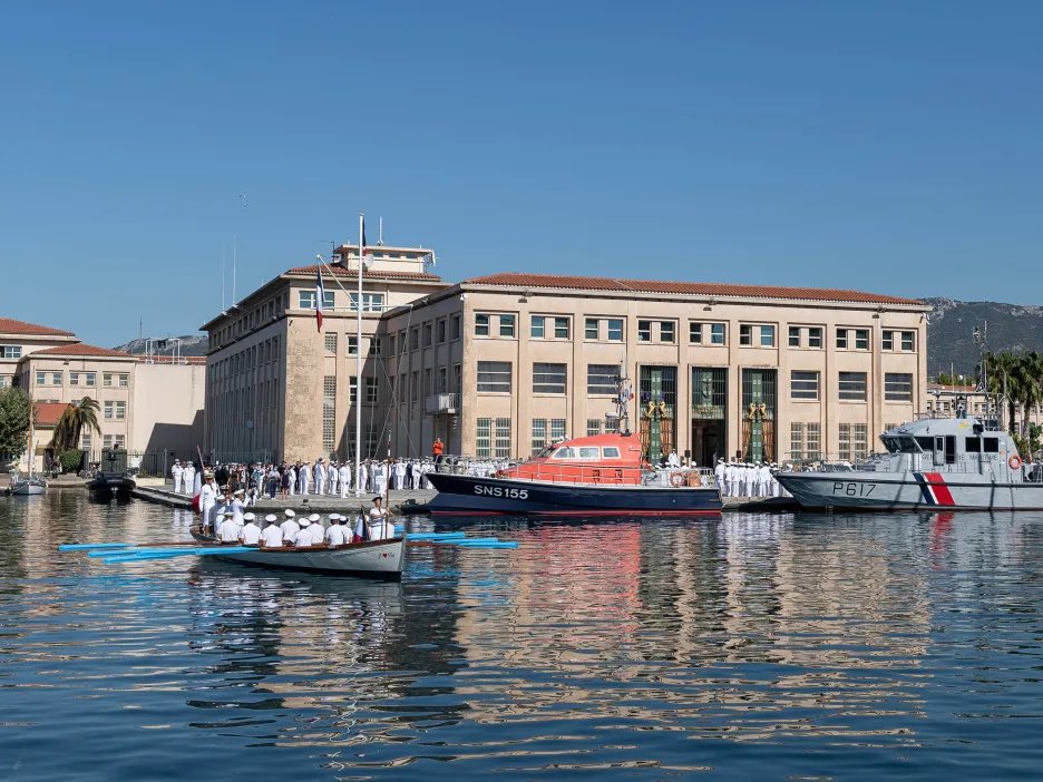 VilleDeToulon's tweet photo. ⚓ Toulon et la Marine nationale  : 400 ans d’histoire commune 💙

🎂 En 2026, la Marine nationale célèbre ses 400 ans. Un anniversaire qui rappelle le lien étroit entre Toulon et la marine, depuis la création de l’arsenal au XVIIᵉ siècle. 

⛵ De Cardinal de Richelieu à Sébastien Le Prestre de Vauban, l’histoire de la ville s’est construite autour du développement du port de guerre, devenu l’un des plus importants d’Europe.

🌊 Aujourd’hui encore, la base navale façonne le territoire, son économie et son identité.

➕ Retour sur quatre siècles d’histoire : https://t.co/MjywLgse2c 

📸 Marine nationaleMarine nationale