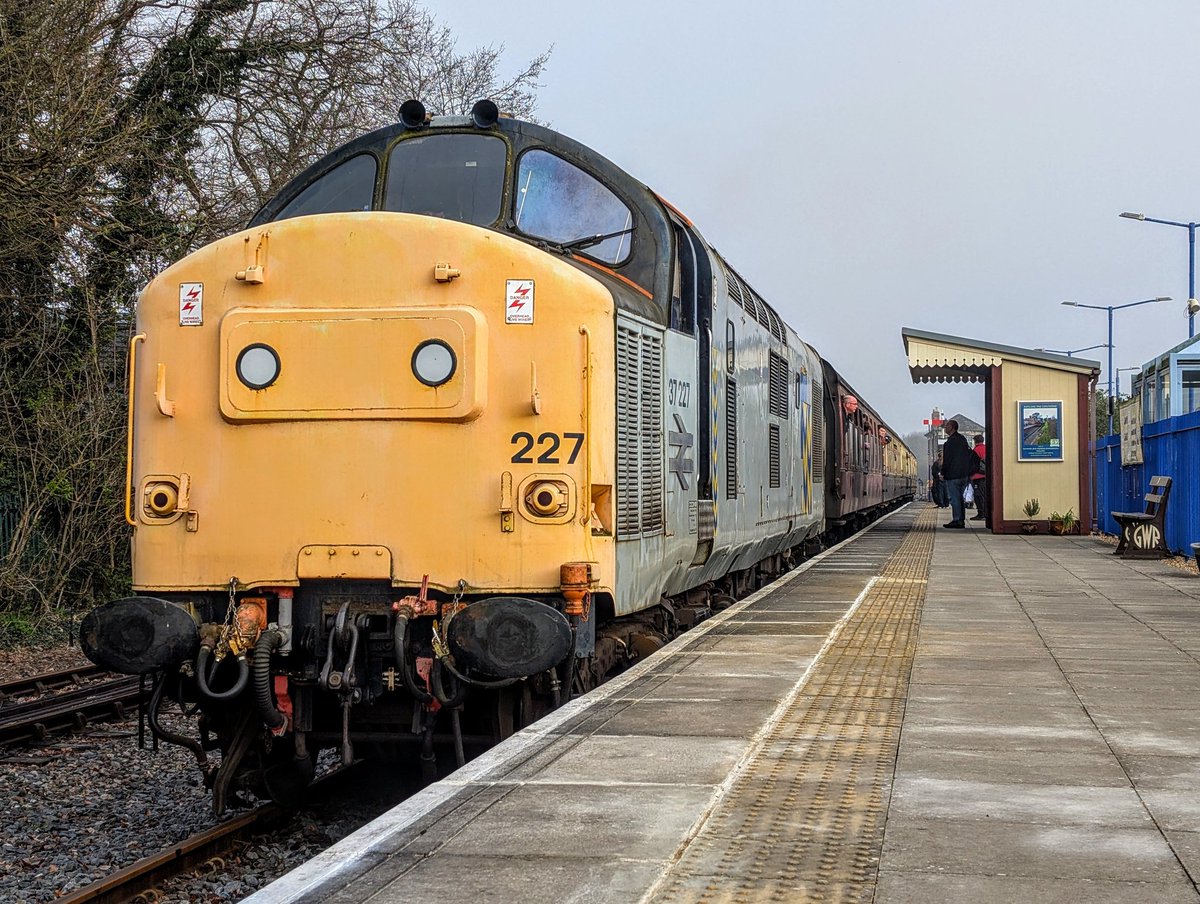DownOnTheStour's tweet photo. Good morning from Chinnor Diesel Gala 🙌
Kicking off my New Year’s goal of visiting new heritage lines — Chinnor first! D1501 starts the day 👍
#DOTS #railwayphotography #trainphotography #class47 #shunter #tractor #chinnor https://t.co/PUmcyHQrW7