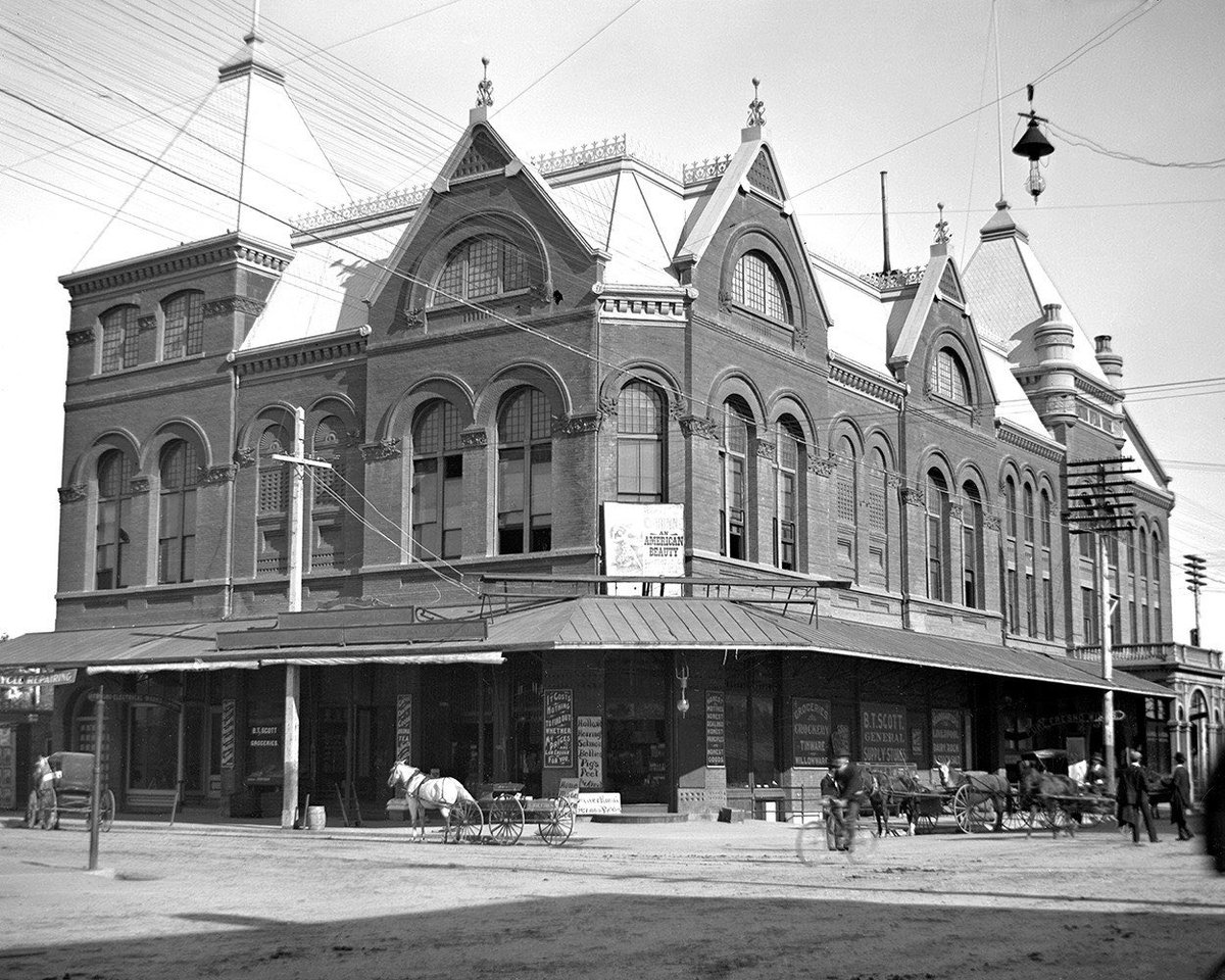 DystopiaNow! tweet media