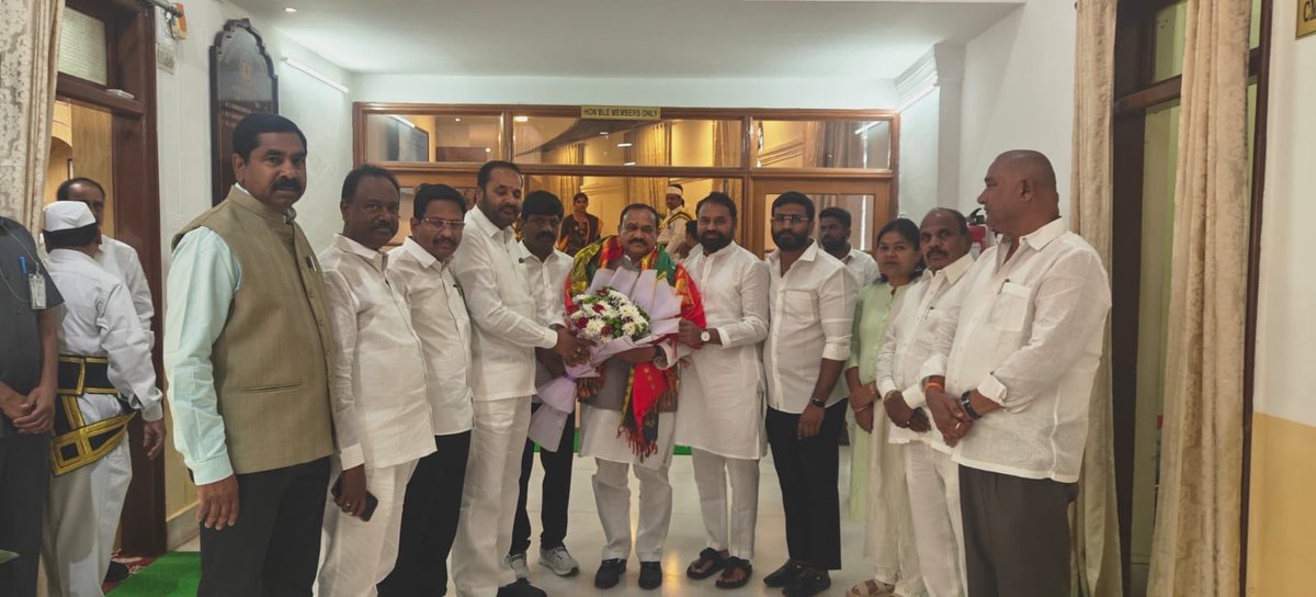 VenkatBalmoor's tweet photo. శాసనమండలిలో విప్ గా నియామకమైన సందర్భంగా.. అసెంబ్లీలో పలువురు మంత్రులు, ప్రభుత్వ పెద్దలు, పీసీసీ అధ్యక్షులు, గారిని మర్యాదపూర్వకంగా కలిసి కృతఙ్ఞతలు తెలపడం జరిగింది. https://t.co/IGJDkvkM4R