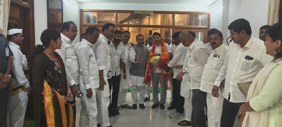 VenkatBalmoor's tweet photo. శాసనమండలిలో విప్ గా నియామకమైన సందర్భంగా.. అసెంబ్లీలో పలువురు మంత్రులు, ప్రభుత్వ పెద్దలు, పీసీసీ అధ్యక్షులు, గారిని మర్యాదపూర్వకంగా కలిసి కృతఙ్ఞతలు తెలపడం జరిగింది. https://t.co/IGJDkvkM4R