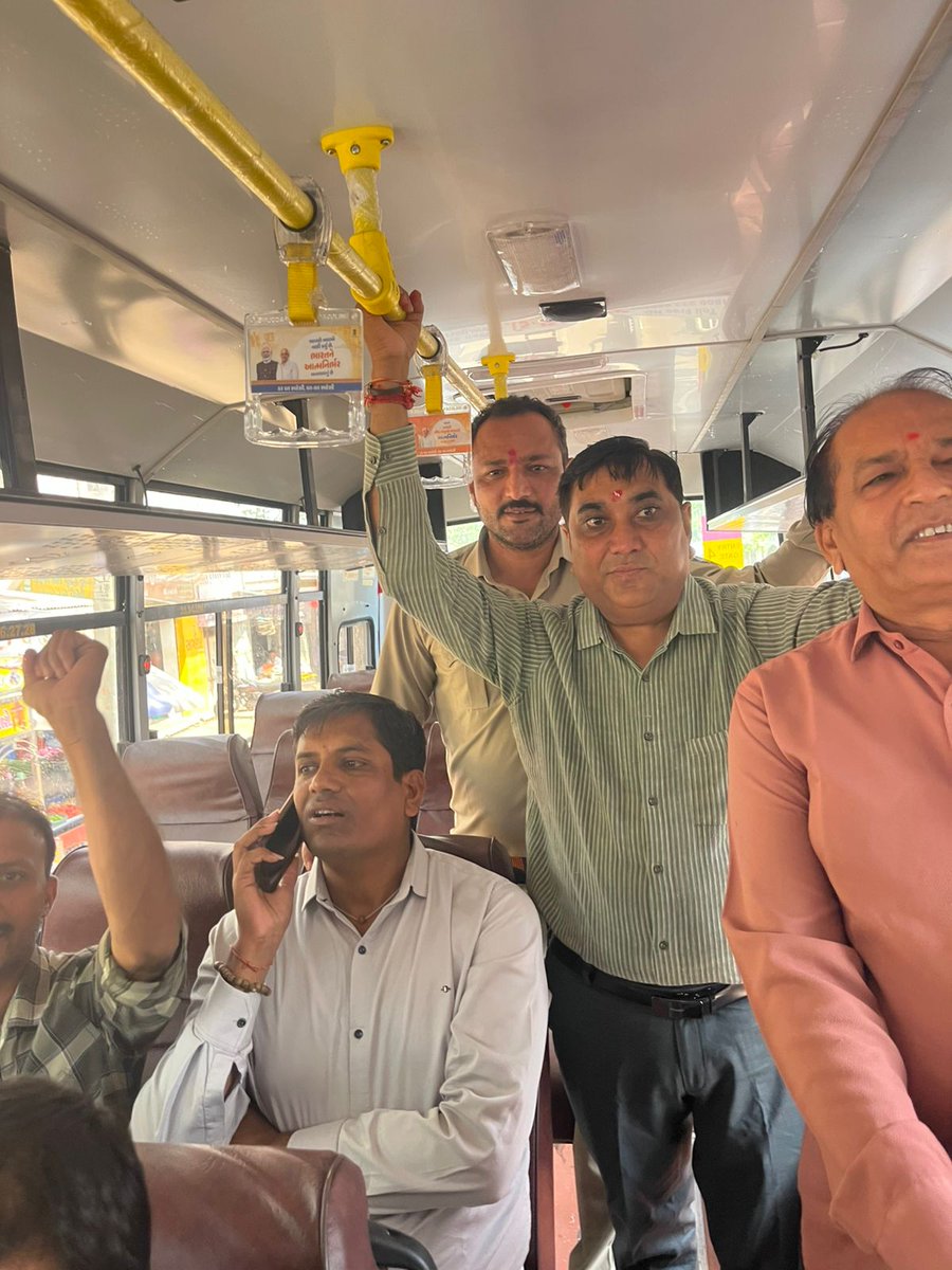 આજરોજ અમરેલી ડેપોને વડોદરા રૂટમાં ફાળવેલ નવા વાહનનું ડેપો મેનેજરશ્રી ની હાજરીમાં માન.ધારાસભ્યશ્રી જનકભાઈ તળાવીયા તેમજ સંગઠનના આગેવાનોની હાજરીમાં લોકાર્પણ કરવામાં આવ્યું.<a href="/CMOGuj/">CMO Gujarat</a> <a href="/sanghaviharsh/">Harsh Sanghavi</a> <a href="/OfficialGsrtc/">GSRTC</a> <a href="/CollectorAmr/">Collector & DM Amreli</a> <a href="/SP_Amreli/">SP AMRELI</a>