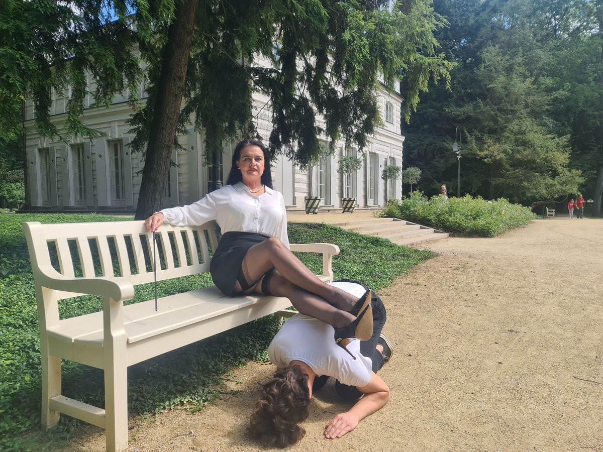 Dominatrix Dinah tweet media