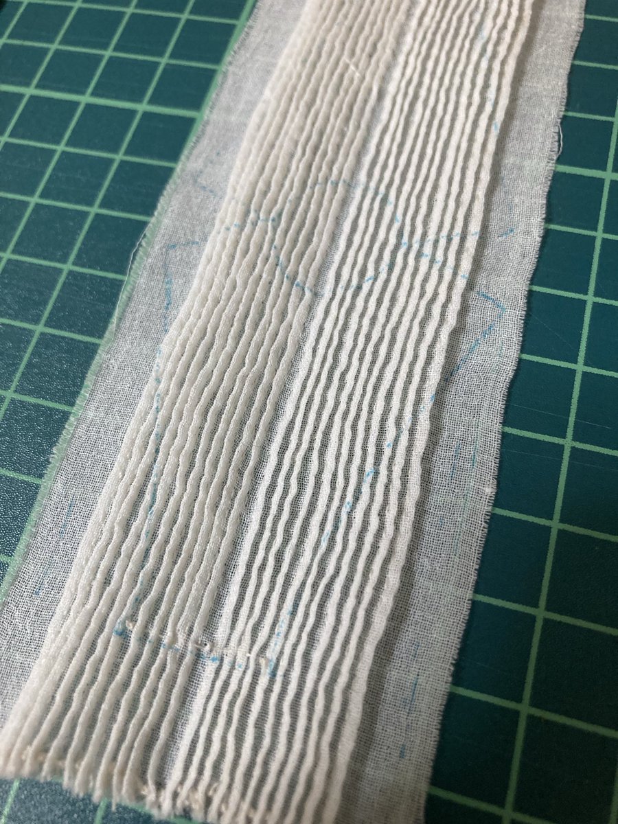 LilasIFluorite's tweet photo. オーダーいただいたドレスの製作中です🪡🧵
これは前身頃のピンタック（1mm）
マットのマス目は1cm
1針ずつ手縫いでチクチク…
もう少しお待ちください🙇‍♀️

常時コルセット並びにドレスのオーダー承っております。
リプライまたはDMにて
お気軽にお問い合わせください

#ろくぶんのいちのお洋服 https://t.co/Czph40SOjw