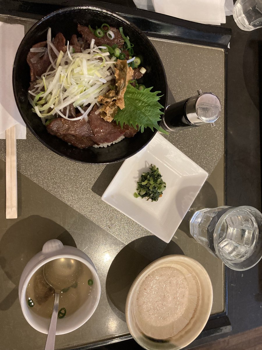 お彼岸のお墓参り、母と行って来ました🪦
ゼンジンの無事を祈って来ました、母も私の無事を祈ってくれたそうです
ありがとう💐
帰りに牛タン屋さんでランチ✨
私ので丁度売り切れ、ラッキー✌️
やっぱり牛タンは美味しいわ😋

#牛タン
#青葉亭
#牛タン屋さんの賄い丼
