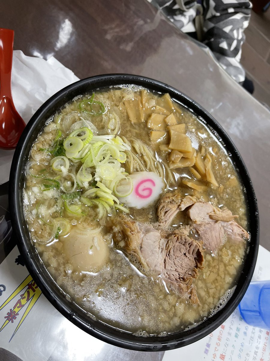 J14106's tweet photo. ラーメン富次郎　笠間友部店
中華そば400g 
コク深いスープにパツパツの麺がバッチリ合ってますね❣️大量のネギもメンマも相性バッチリ👌旨すぎですね〜😍
豚カレー麺350g ニンニク多め
こちらもリピートしちゃう旨さ❣️
マスターお心遣い感謝です🙇
帰りにチビに飴いただき感謝です🙏
ご馳走様でした🥰 https://t.co/iguAc9E9Ai