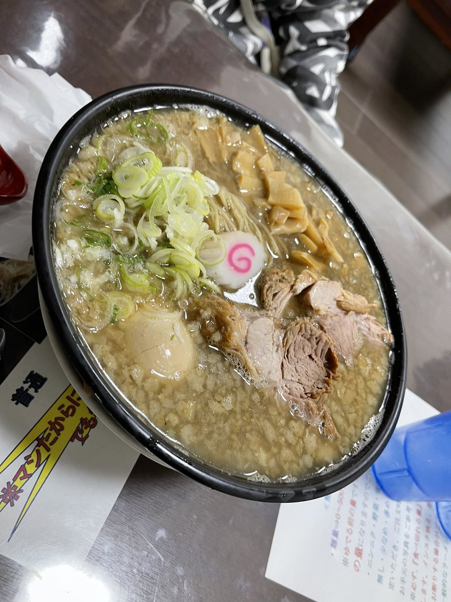 J14106's tweet photo. ラーメン富次郎　笠間友部店
中華そば400g 
コク深いスープにパツパツの麺がバッチリ合ってますね❣️大量のネギもメンマも相性バッチリ👌旨すぎですね〜😍
豚カレー麺350g ニンニク多め
こちらもリピートしちゃう旨さ❣️
マスターお心遣い感謝です🙇
帰りにチビに飴いただき感謝です🙏
ご馳走様でした🥰 https://t.co/iguAc9E9Ai
