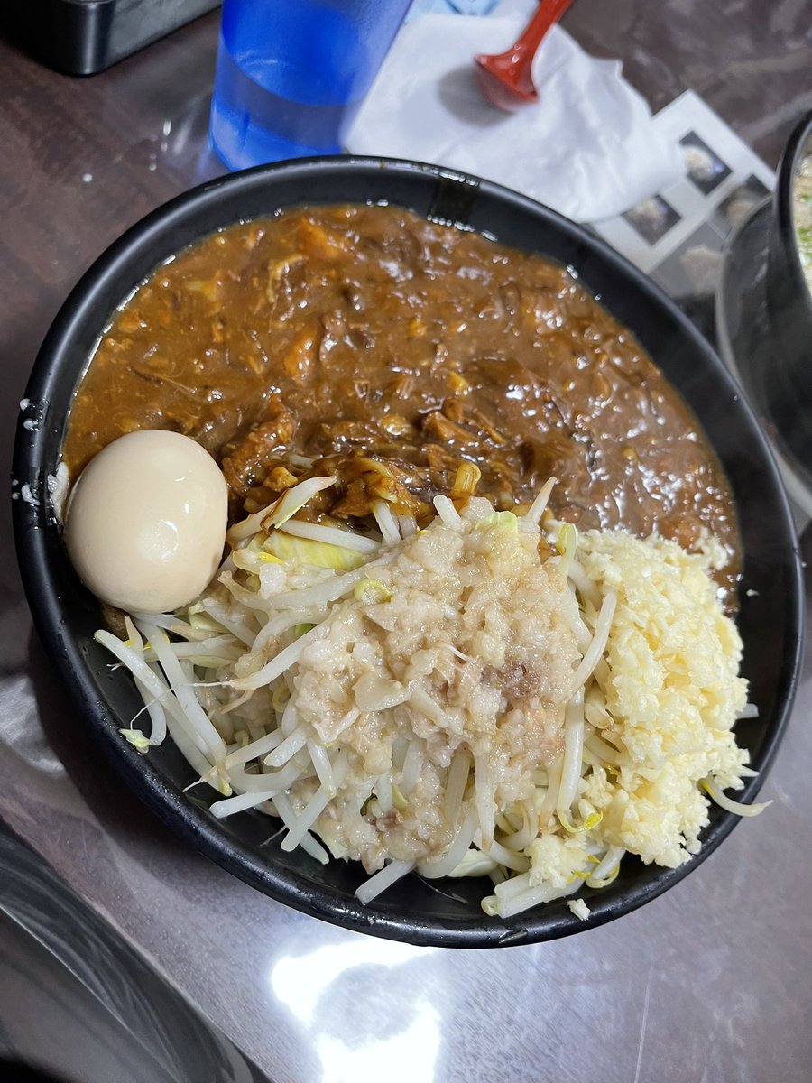 J14106's tweet photo. ラーメン富次郎　笠間友部店
中華そば400g 
コク深いスープにパツパツの麺がバッチリ合ってますね❣️大量のネギもメンマも相性バッチリ👌旨すぎですね〜😍
豚カレー麺350g ニンニク多め
こちらもリピートしちゃう旨さ❣️
マスターお心遣い感謝です🙇
帰りにチビに飴いただき感謝です🙏
ご馳走様でした🥰 https://t.co/iguAc9E9Ai