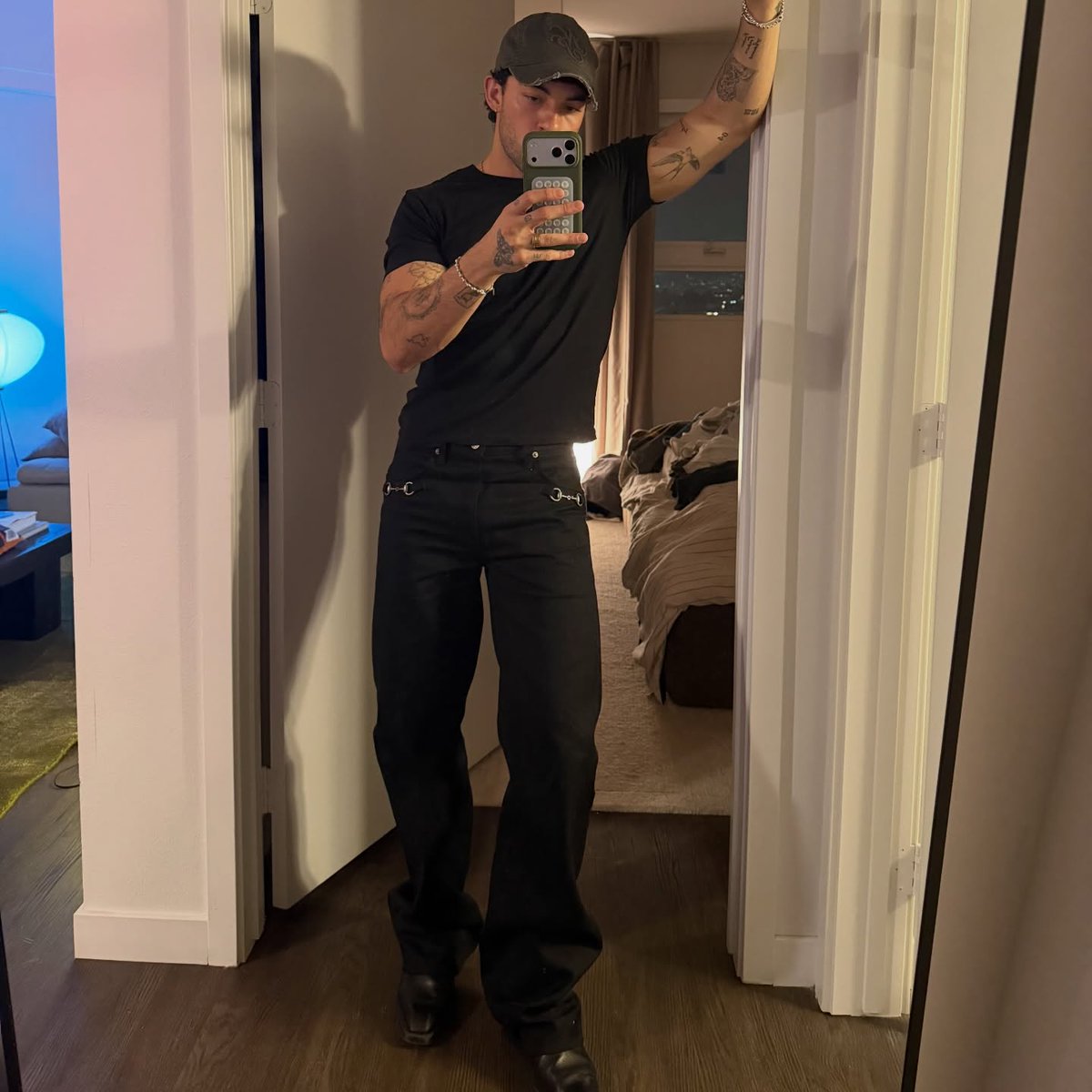 Λ M Λ П tweet media