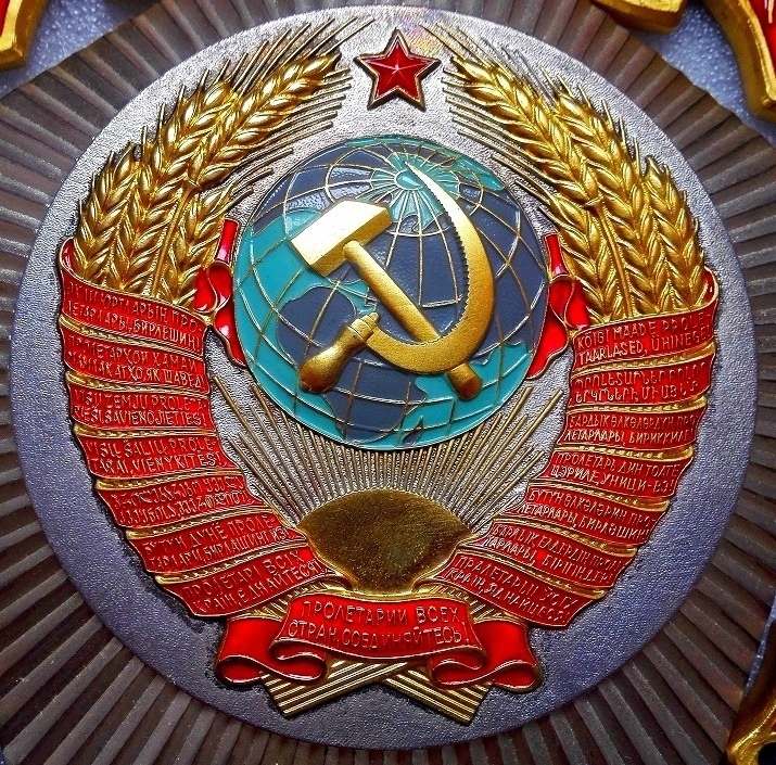 El 20 de marzo de 1937, el Presidium del Comité Ejecutivo Central de la URSS publicó una resolución en la que aprobaba la imagen del escudo de armas de la URSS con una hoz y un martillo sobre el fondo del globo terráqueo y el lema "¡Proletarios de todos los países, uníos!".  +