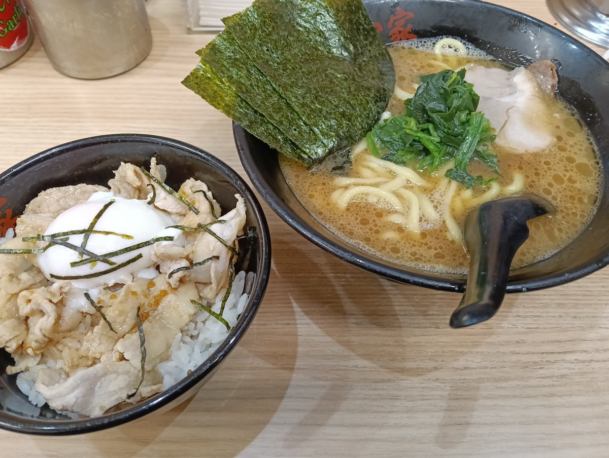 10pester's tweet photo. 友達とOWCS視聴するゾ
準備は万端、血糖値急上昇‼️

ラーメンはにんにく生姜胡椒たっぷり入れたからほぼダイエットだな！！！！ https://t.co/1HoYxSp4iA