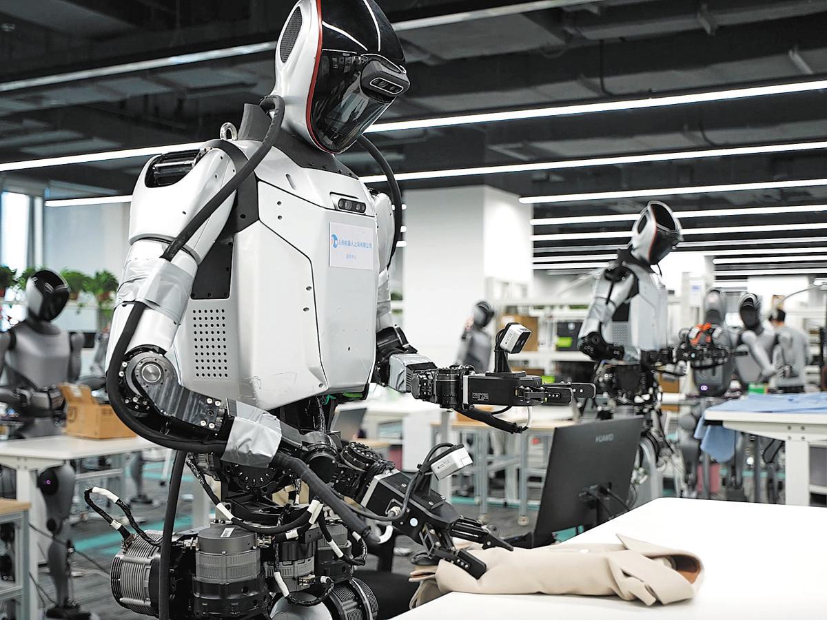 ChinaDaily's tweet image. The province of #Henan has become the third region in China — after Beijing and Shanghai — capable of training heterogeneous humanoid robots, following the launch of a new facility in its capital, Zhengzhou.

At the Central China Heterogeneous Humanoid Robot Training Facility,