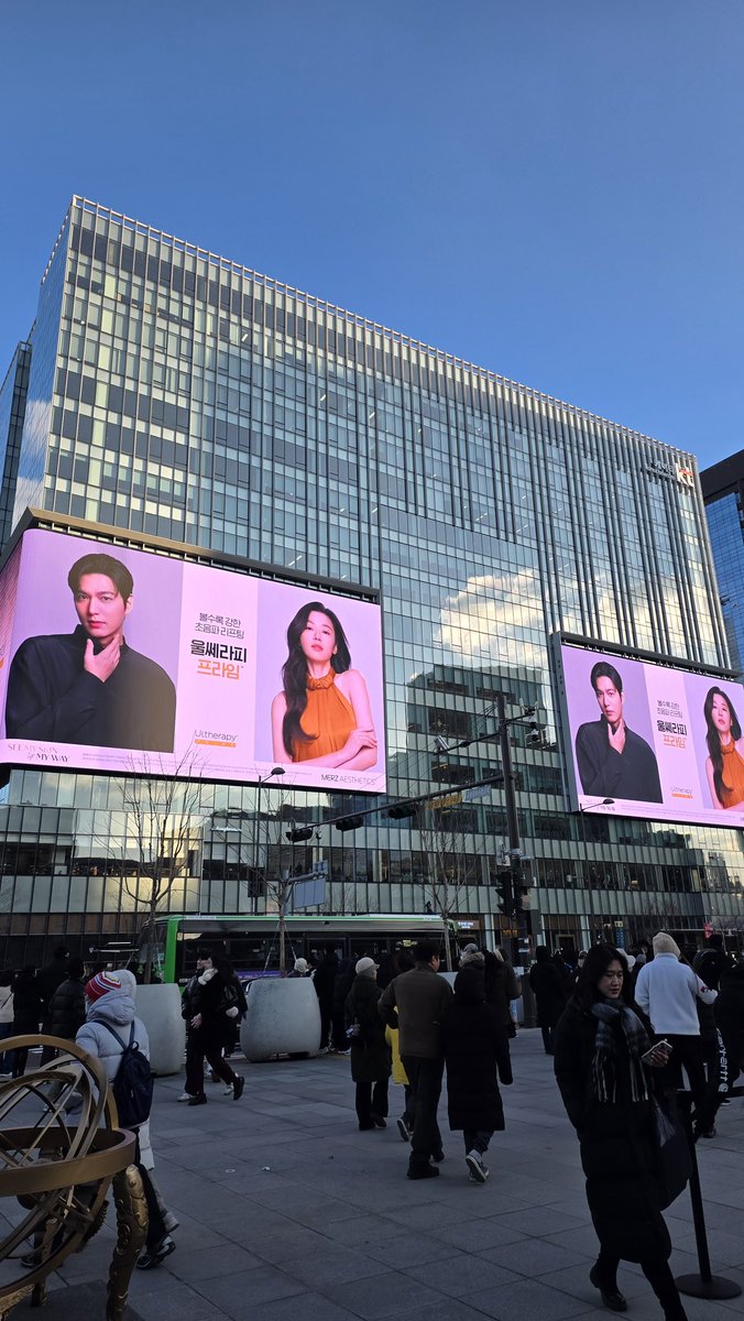 eclatdeusa's tweet photo. Same place, same Seoul energy 💜
At Gwanghwamun Square, just before the BTS comeback…
#BTS_ARİRANG #BTS https://t.co/A9geiM651T