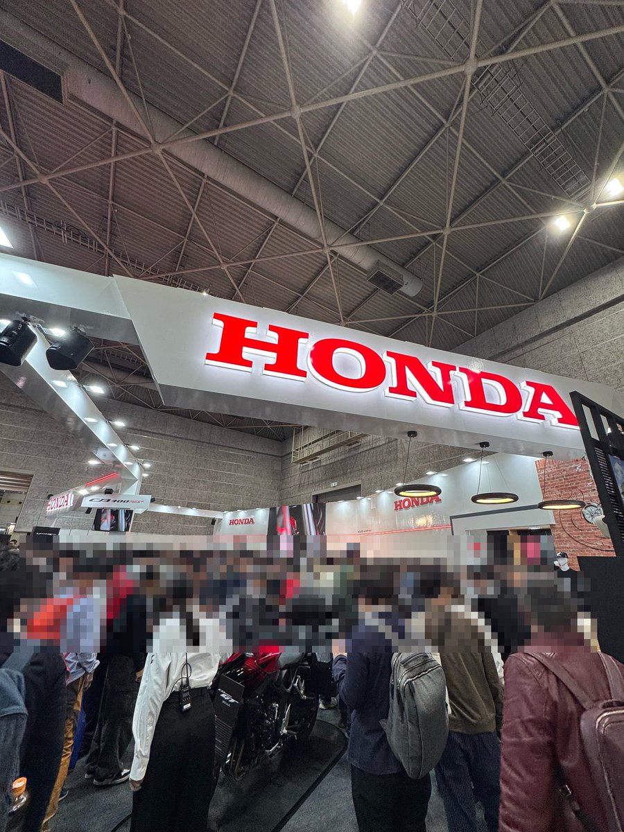y_beat's tweet photo. 人多いなー!
パパさんが参考出品の #HONDA #CB1000GT に釘付けになっとるw
#大阪モーターサイクルショー https://t.co/J986OLL8eW