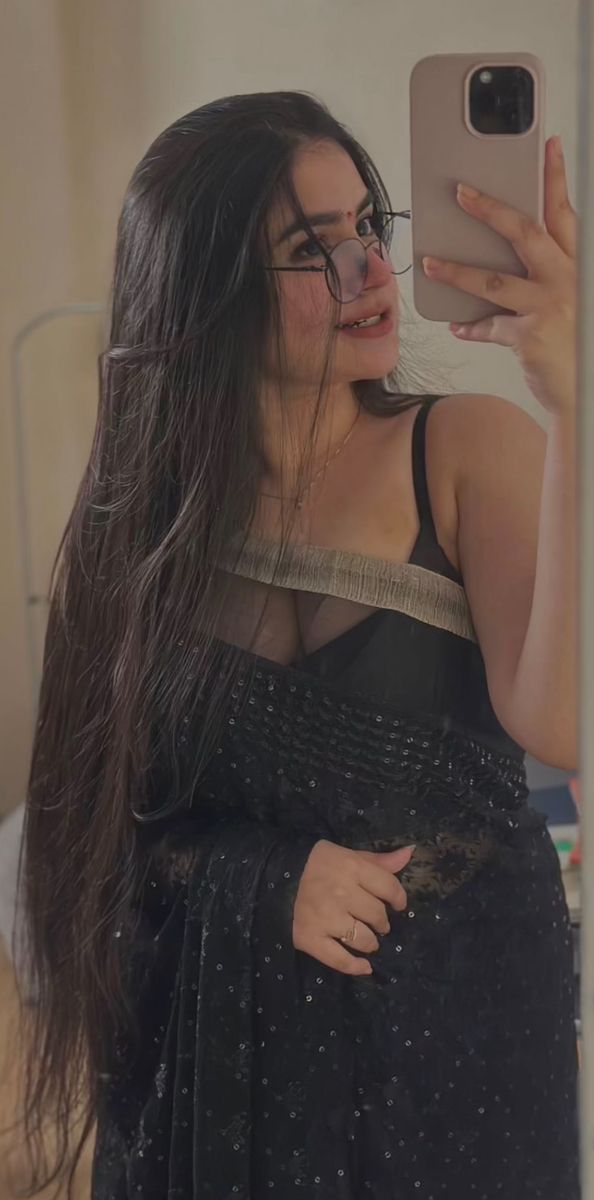 poojapizza's tweet photo. How's saree looking on me 🖤 https://t.co/AU27SBKeJa