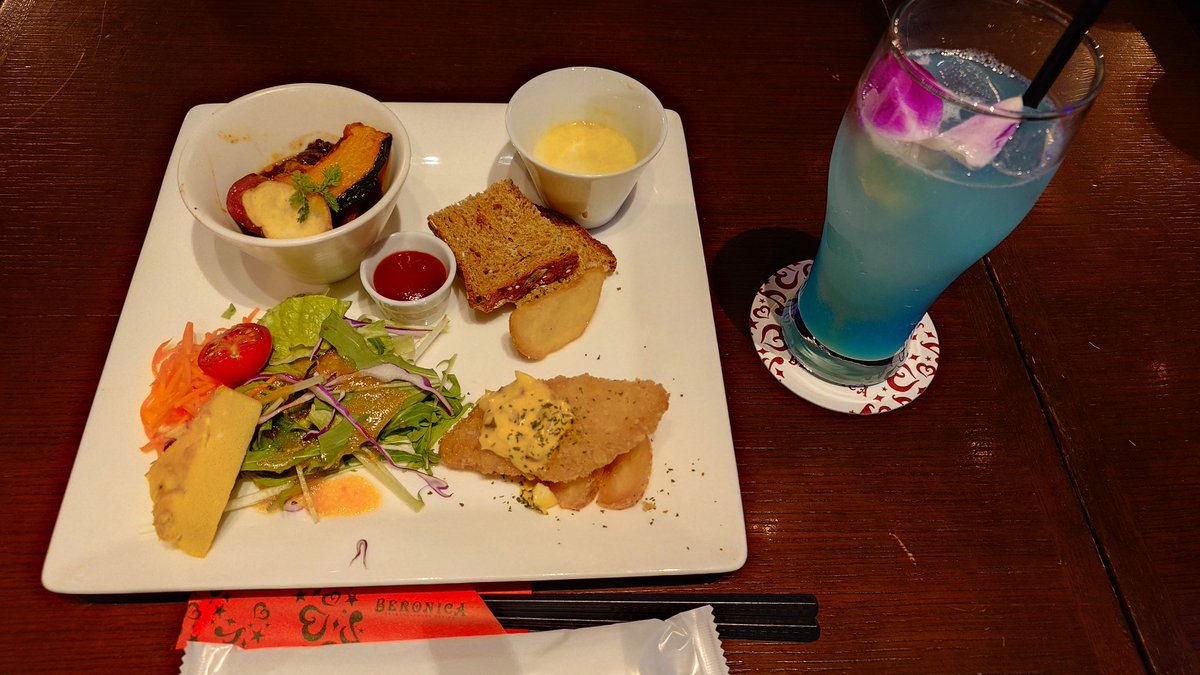 pukichi88's tweet photo. 食事も終わって🍴😋🍴
もうすぐ開演🎤🎸🎹🎵楽しみ〜🎶
#堀江美都子
#BERONICA https://t.co/pmOSip9mV6