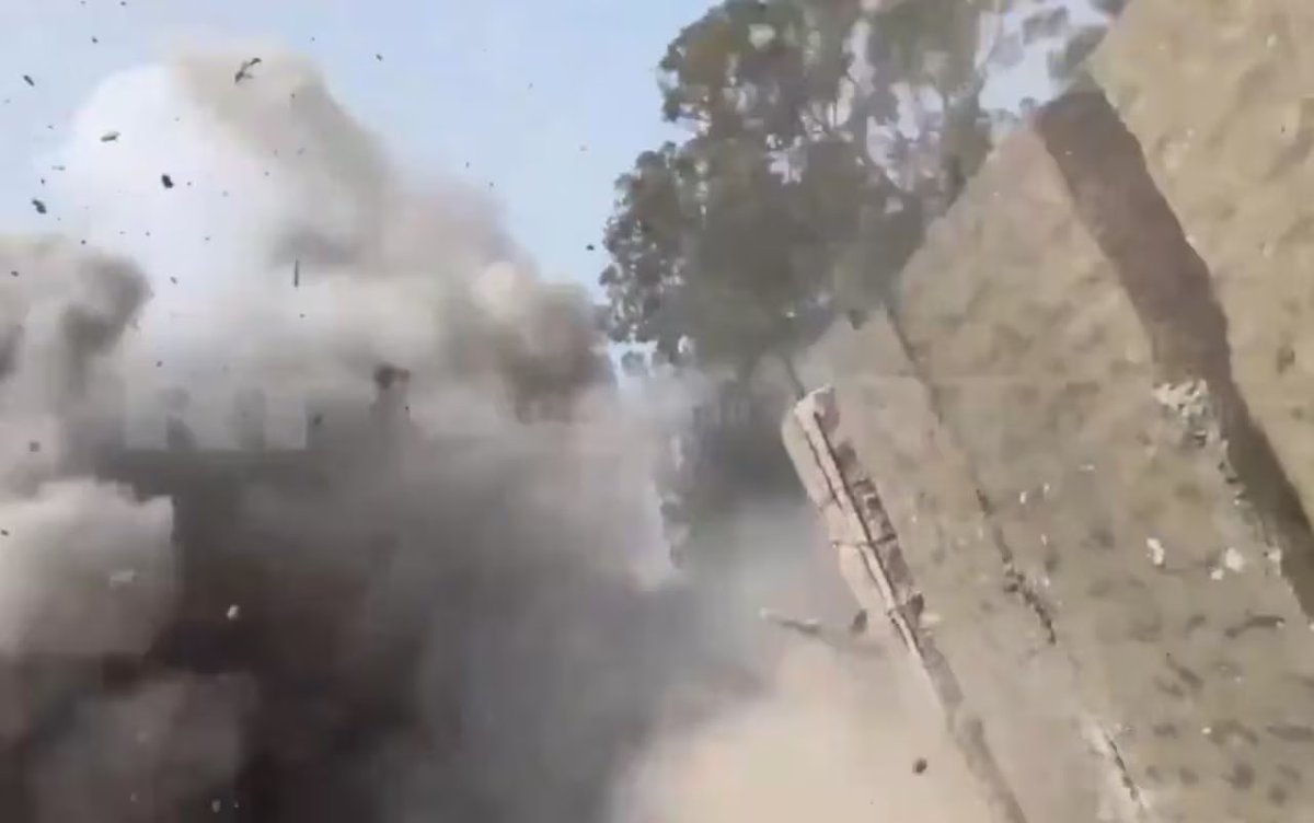 Video de misil cayendo al lado de un periodista durante una transmisión se vuelve viral. Hasta Rusia reaccionó todanoticia.com/2026/03/19/vid… #misil #periodista #Rusia #mundo #todanoticia