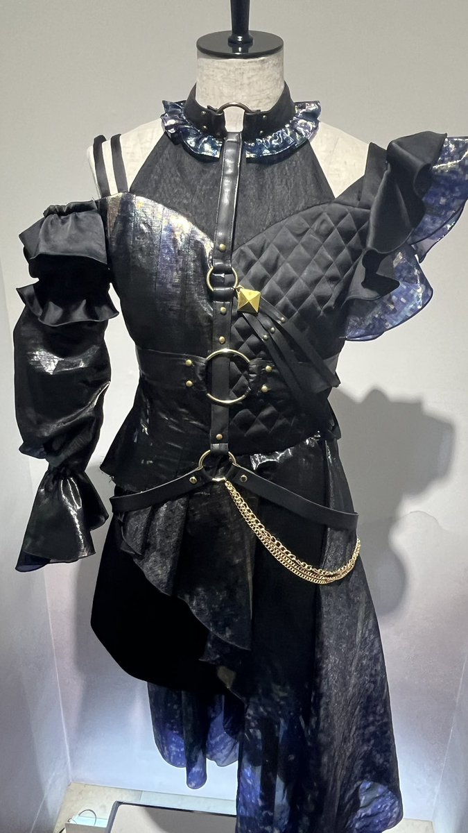 chappy_imsc's tweet photo. ルカのマイコレ衣装「リガーズトゥアバンドーン」
ぱっと見だとシンプルな色合いに見えたんだけど、よく見ると淡くカラフル？になってる部分があってめっちゃ綺麗だった

 #シャニマス衣装展東京 https://t.co/3Vkttye1yQ