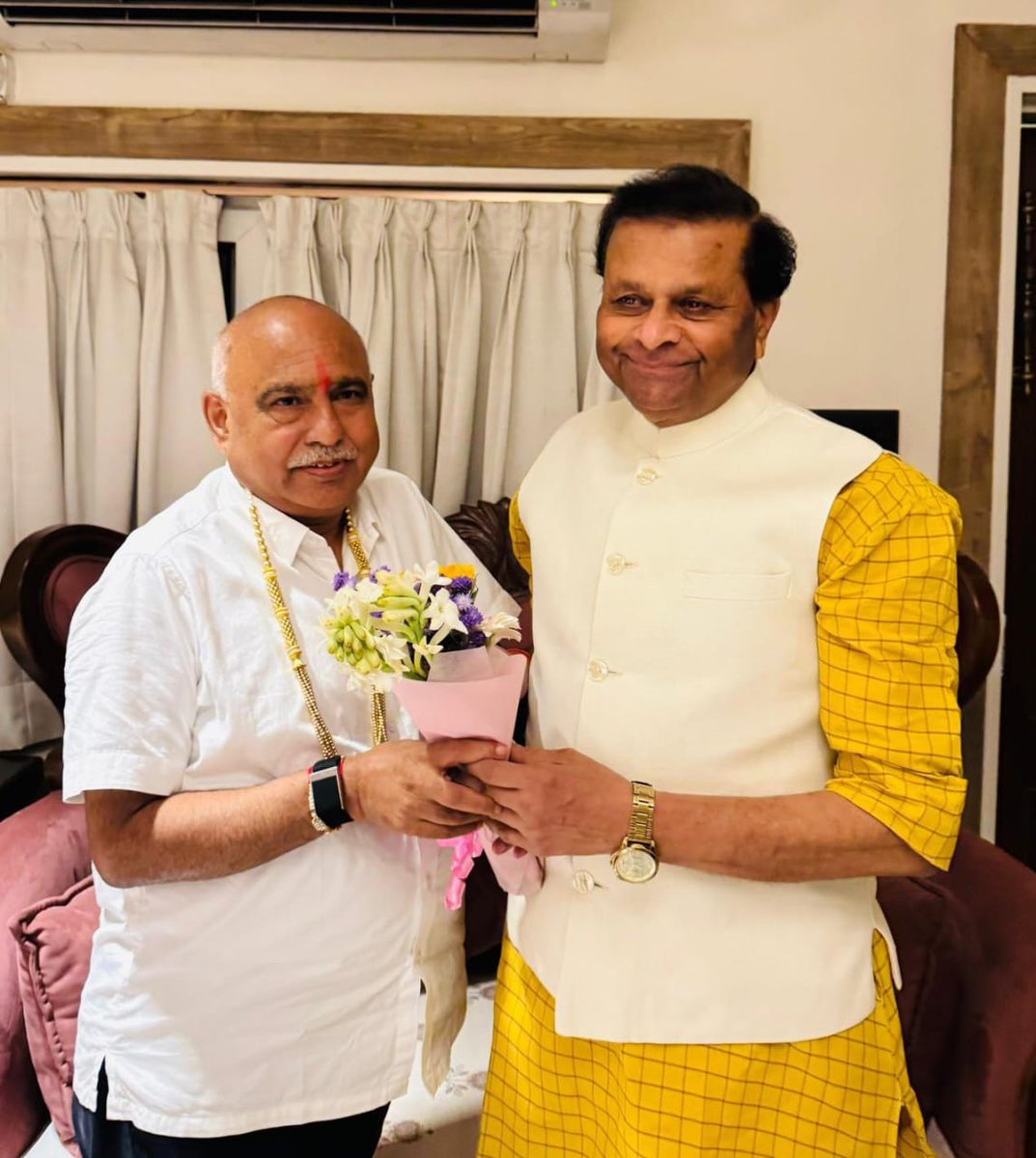 भाजपा के वरिष्ठ नेता, प्रदेश सरकार में पूर्व मंत्री व महाराष्ट्र भाजपा के सह-प्रभारी श्री <a href="/PawaiyaJai/">Jaibhan Singh Pawaiya</a> जी, आपको राज्य वित्त आयोग का अध्यक्ष नियुक्त किए जाने पर हार्दिक बधाई।

हमें पूर्ण विश्वास है कि आप अपने दीर्घ राजनीतिक अनुभवों से राज्य के वित्तीय विकास में महत्त्वपूर्ण योगदान