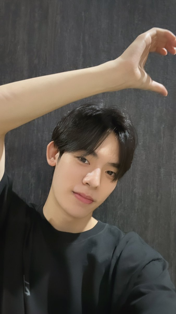 eve⭑dwy tweet media